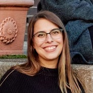 Porträtfoto einer jungen Frau, die lächelt.