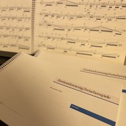 Foto von offnen und geschlossenen Partituren.